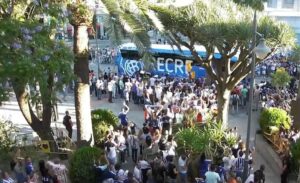 Autobús del Recre llegando a las puertas de la Casa Colón para la recepción municipal.