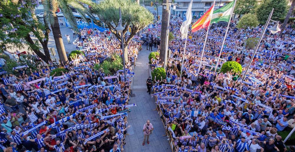 Los aficionados del Recre durante las alocuciones desde los balcones de la Casa Colón. / Foto: @recreoficial.