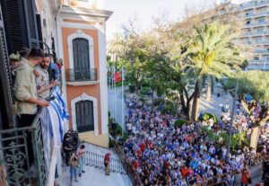 Rubén Gálvez, maestro de ceremonias en el balcón de la Casa Colón. / Foto: @recreoficial.