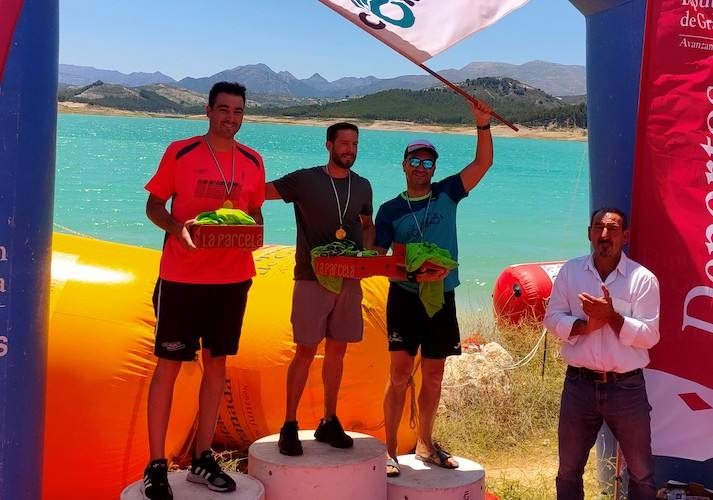 Rubén Gutiérrez en el podio tras la prueba celebrada en el embalse de Los Bermejales.