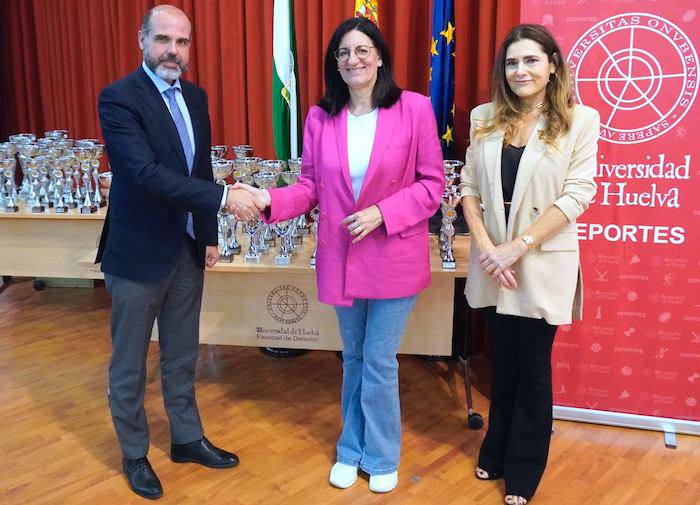 Un momento del acto de la firma del convenio de colaboración entre la UHU y El Corte Inglés.