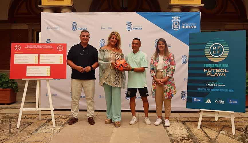 Un momento de la presentación de la fase final de la Liga Nacional de Fútbol Playa de Primera División que se celebra en Huelva.