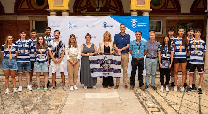 Un momento de la recepción en el Ayuntamiento de Huelva al IES Bádminton La Orden.