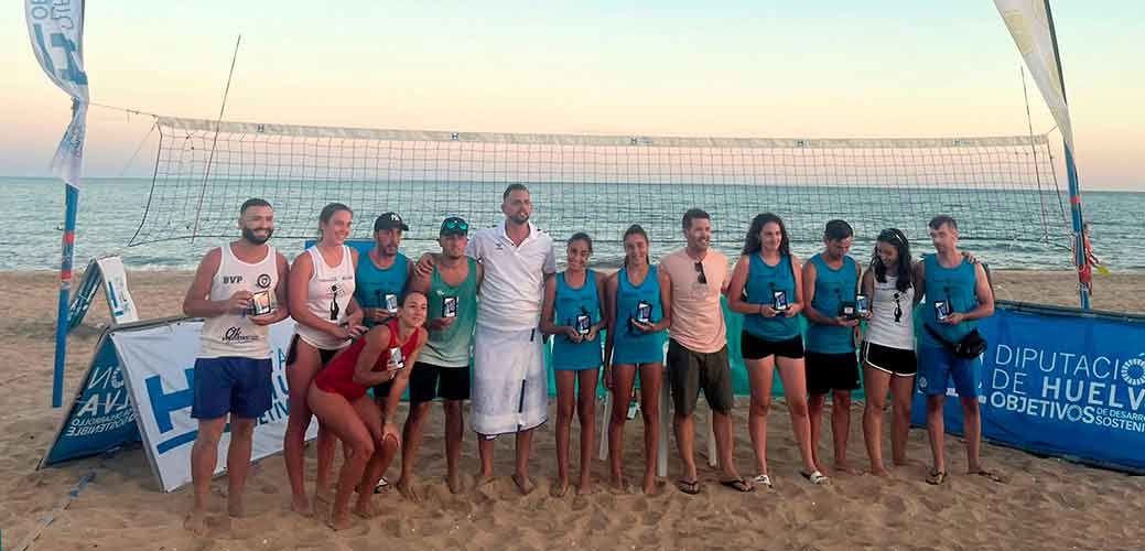 Los primeros clasificados en la prueba celebrada en Islantilla del XXV Circuito Provincial de Voley Playa.