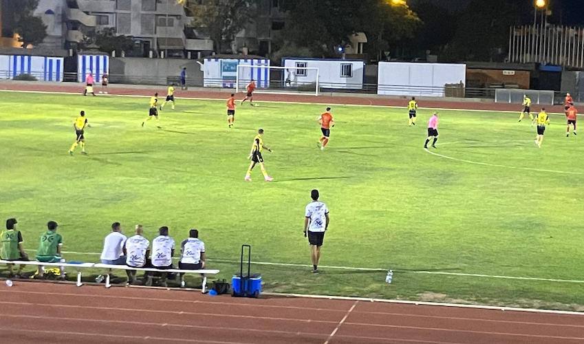 No hubo mucho fútbol en el duelo amistoso entre el Ayamonte y el San Roque. / Foto: G. F. O.