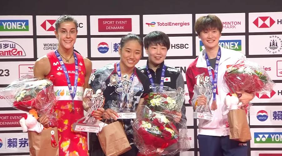 La presencia de Carolina Marín en el podio con la medalla de plata, la mejor noticia para la onubense. / Foto: Captura imagen BWF.