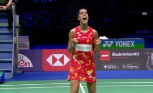 Carolina Marín celebra su triunfo ante Tai Tzu Ying que le coloca en la semifinal del Mundial. / Foto: Captura imagen BWF.