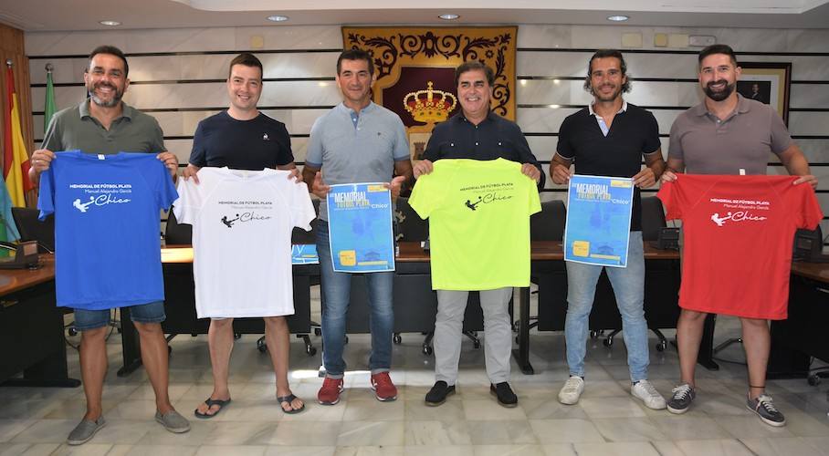 Un momento de la presentación del del XIX Memorial de Fútbol Playa 'Chico' que tendrá lugar el sábado en Punta Umbría.