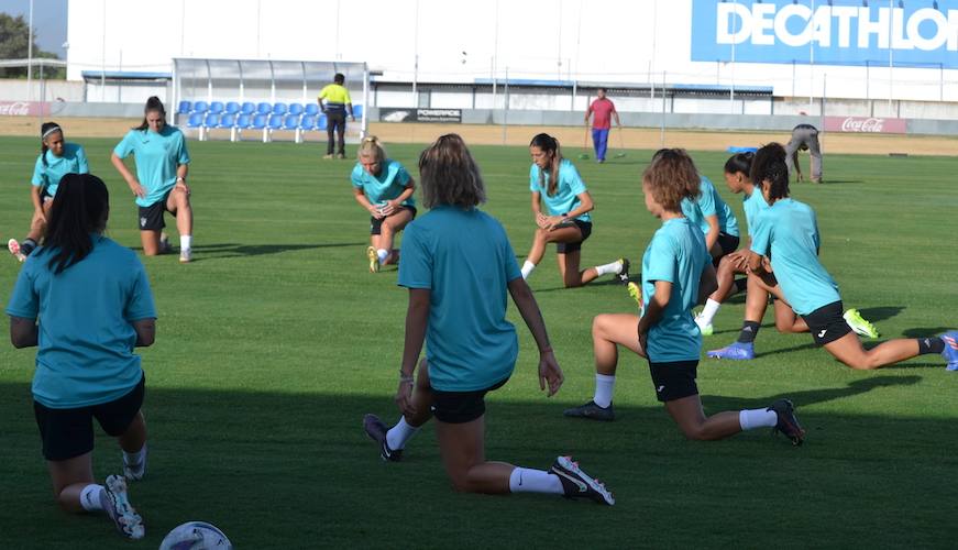 Primera toma de contacto del Sporting con el césped del campo 1 de la Ciudad Deportiva 'Francisco Mendoza'. / Foto: @sportinghuelva.