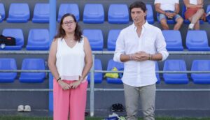 Manuela Romero, presidenta del Sporting, y Jesús Vázquez, del Recre, estuvieron presentes en el entrenamiento. / Foto: @recreoficial.