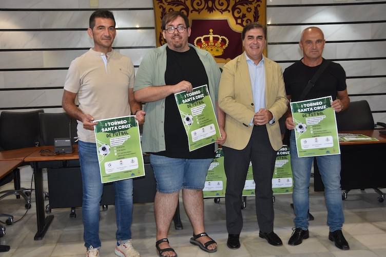 Un momento de la presentación del I Trofeo de Fútbol Santa Cruz que tendrá lugar en Punta Umbría este lunes.