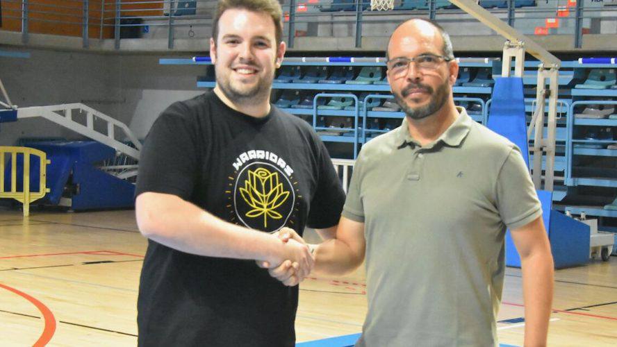 Íñigo Núñez -izquierda- será el entrenador del Ciudad de Huelva para la temporada 2023-24. / Foto: @CiudadDeHuelva.