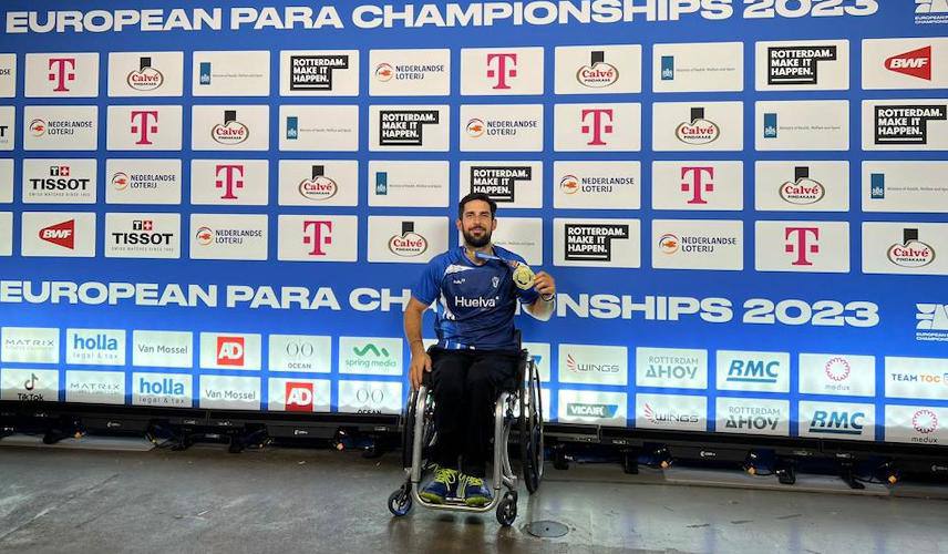 El onubense Paco Motero con la medalla de oro lograda en el Europeo.