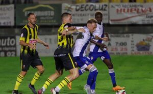 Víctor Morillo intenta crear peligro ante la oposición de la zaga aurinegra. / Foto: @recreoficial.