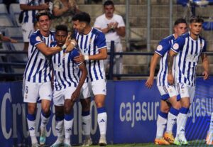 Los jugadores del Recre celebran con Josiel Núñez el primer gol del partido. / Foto: @recreoficial.