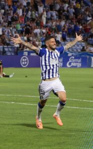 Antonio Domínguez, eufórico tras anotar su gol, que era el 2-0. / Foto: @recreoficial.