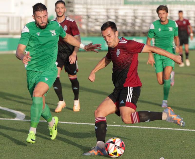 Nacho Heras llevó peligro en los primeros compases del amistoso en El Palmar. / Foto: @recreoficial.