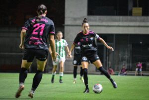 Sandra Castelló iniciando una acción de ataque del equipo sportinguista. / Foto: @sportinghuelva.