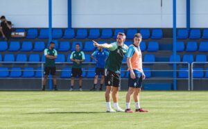 Abel Gómez durante la sesión de trabajo de este viernes en la Ciudad Deportiva 'Francisco Mendoza'. / Foto: @recreoficial.