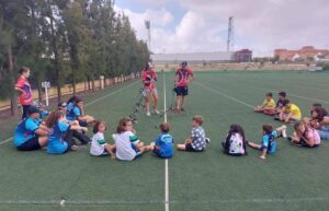 Charla a los menores en el campo de tiro durante la actividad que tuvo lugar el pasado fin de semana. / Foto: C. Verdier.