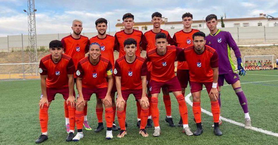 Formación inicial del Atlético Onubense en uno de los partidos de la pretemporada. / Foto: @futbolbaserecre.