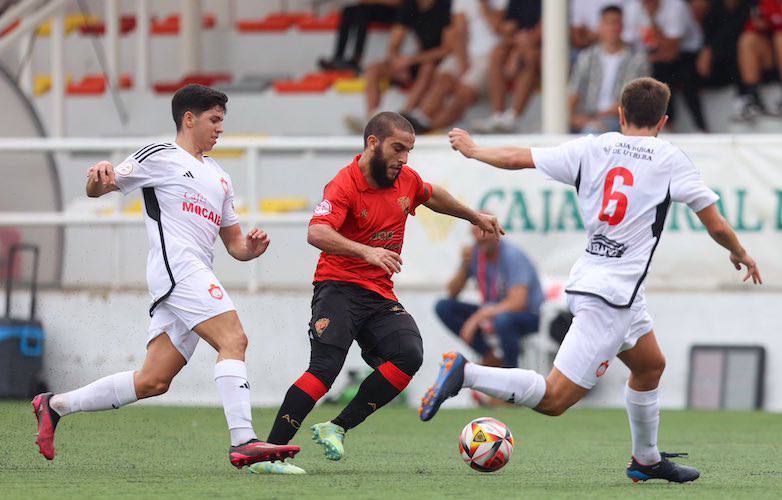 Ali intenta un avance durante el partido Utrera-Ayamonte. / Foto: @UTRERACD.