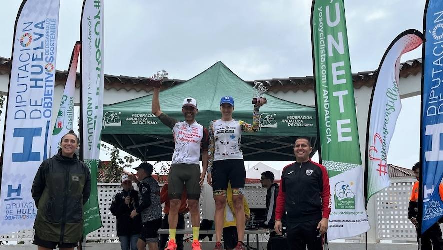 Los ganadores de la VI Media Maratón BTT 'Dehesa de Castillejos' en el podio.