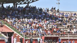 La afición del Bollullos se dejó notar en el derbi jugado en La Palma del Condado. / Foto: @davidchama @bollulloscf1933