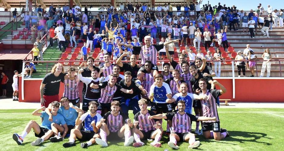 El Bollullos, con la moral arriba tras ganar en La Palma, confía en el apoyo de su gente para ganar al Coria. / Foto: @davidchama / @bollulloscf1933.