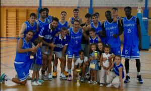 El Ciudad de Huelva Gestia posa con el trofeo conquistado en La Palma del Condado. / @CiudadDeHuelva.