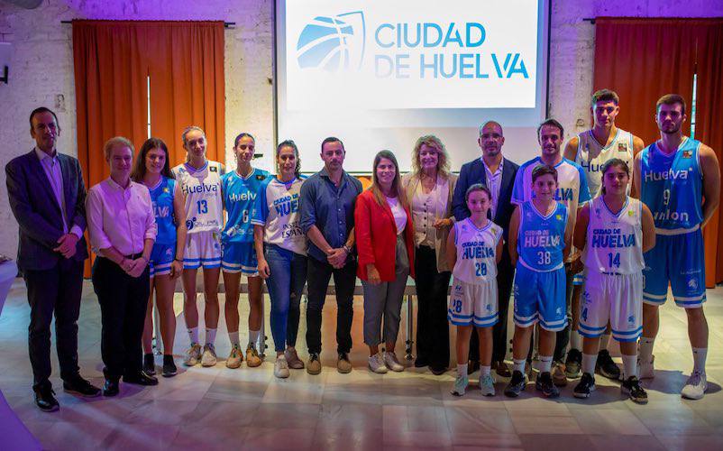 El Ciudad de Huelva presentó sus nuevas equipaciones para la temporada 2023-24. / Foto: @AytoHuelva.