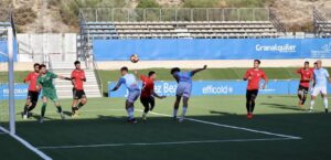 Momento en el que Juan Andrés anota uno de los goles de su equipo en el partido ante el Cartaya. / Foto: Lucena Hoy.