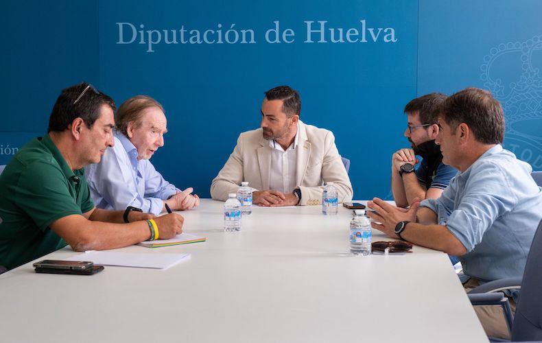 Un momento de la reunión entre representantes de la Diputación de Huelva y la Federación Andaluza de Deportes de Montaña.