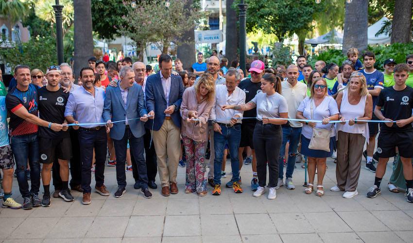 Momento del corte de la cinta por parte de la alcaldesa, Pilar Miranda, inauguración de la VII Feria del Deporte en Huelva.