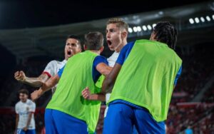 Fermín López celebra con sus compañeros el gol que valió el empate para el Barcelona. / Foto: Germán Parga / FC Barcelona.