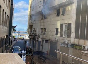 Imagen del incendio en el hotel donde se iba a alojar el Recreativo de Huelva. / Foto: El Faro de Ceuta.