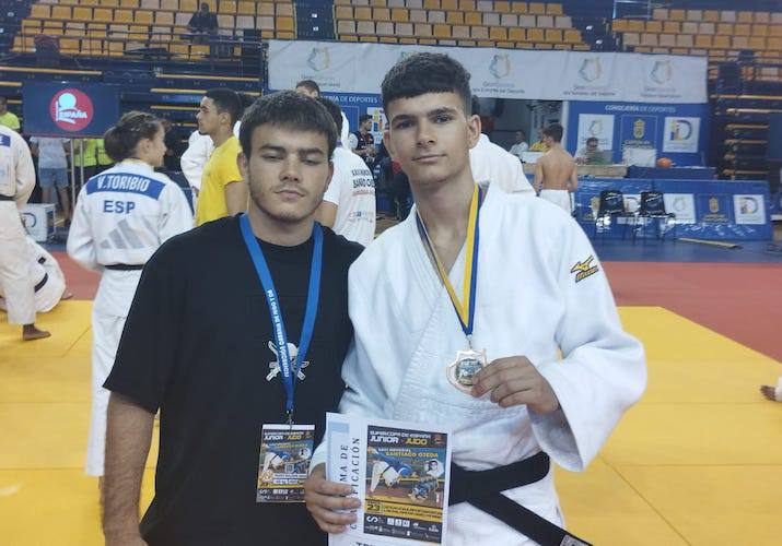 Jaime Pérez, a la derecha, con la medalla lograda en Las Palmas. / Foto: @JudoHuelva1.