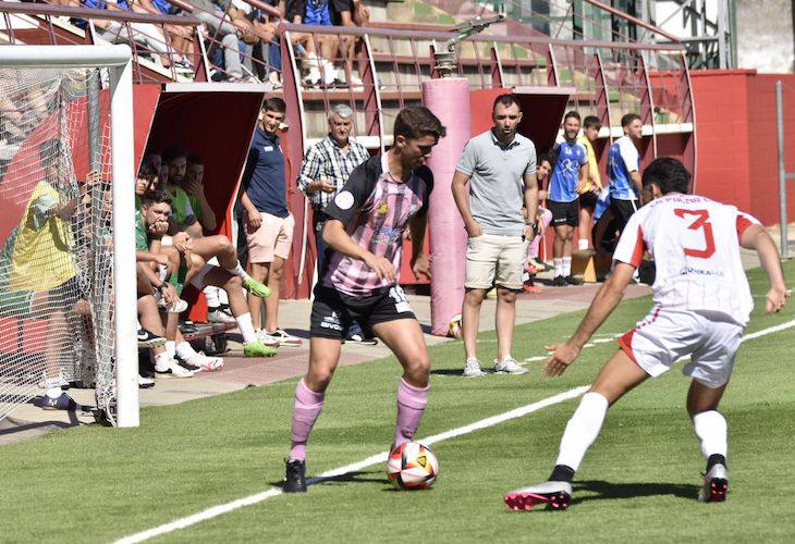 Miguel Brenes intenta superar a Carlos Martínez en un lance del partido La Palma-Bollullos. / Foto: @bollulloscf1933.