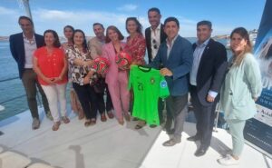 Un momento de la presentación del Mundialito de Fútbol Playas que se va a celebrar en Isla Canela.