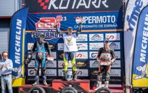 Paquito Gómez, feliz en el podio tras ganar en el circuito de Kotarr.