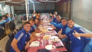 Los jugadores del Recre en la cena tras tener que cambiar de hotel debido a un incendio. / Foto: @recreoficial.