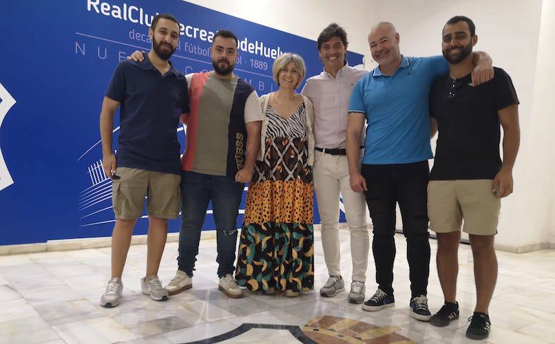 Representantes del Recre y de la Grada de Animación, tras el acuerdo al que han llegado. / Foto: @recreoficial.