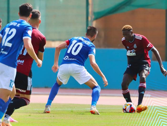 Rahim, una de las novedades en el once del Recre, en una acción de ataque. / Foto: @recreoficial.