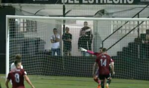 Del Pozo felicita de manera efusiva a Rubén Gálvez tras detener el penalti. / Foto: Captura imagen FEF TV.