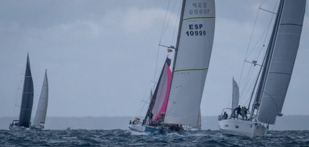 Los 13 barcos de la Regata 'Huelva-La Gomera' comenzaron su singladura.