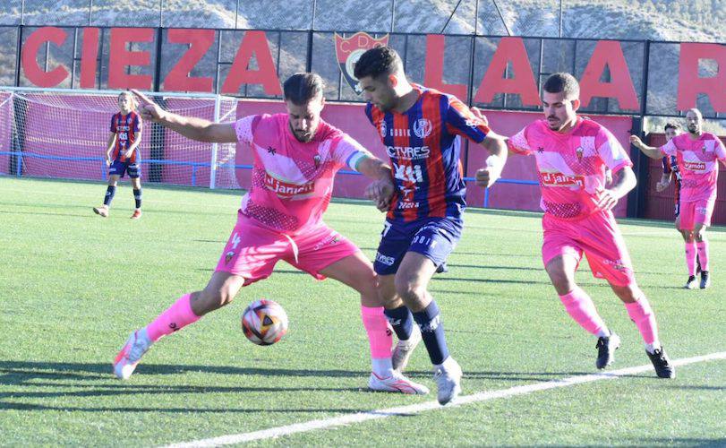 Pablo Beckem protege la pelota ante Iniesta durante el partido en Cieza. / Foto: José Azorín / El Periódico de Yecla.