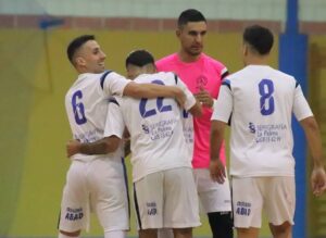 Los palmerinos celebran uno de los goles anotados en su partido ante el Olímpic Triana que concluyó 3-3. / Foto; @LaPalmaFS.