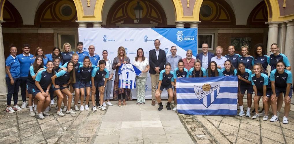 Foto de familia tras la recepción en el Ayuntamiento al Sporting de Huelva.