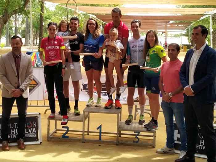 Podio con los vencedores del la novena edición del Duatlón Cros 'Dolmen de Soto'.