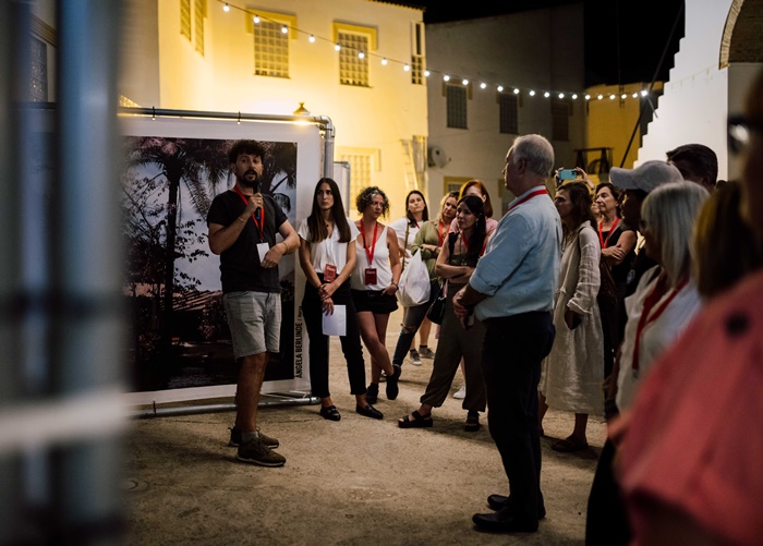 Ayer tuvo lugar en La Redondela la inauguración del Encuentro Internacional de Fotografía y Artes Visuales FESTCOMARCASPHOTO23 a cargo de Alberto Fernández, vicepresidente de la Diputación de Huelva, Salvador Gómez, alcalde de La Redondela, y María Clauss, como representante del colectivo WeArePhoto.